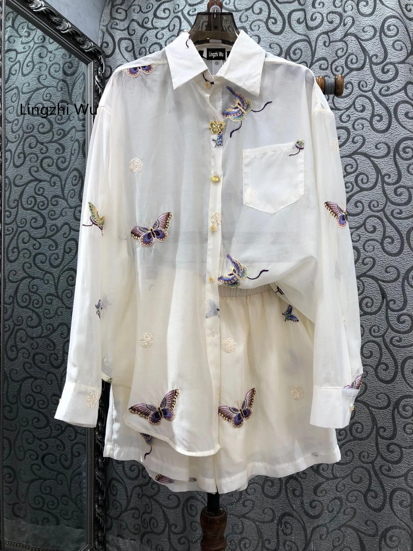 Lingzhi Wu Embroidery Blouse Shorts Set 2024 Summer Female Embroidery Butterfly Looe Shirt Short Pants Suit New Arrival
Lingzhi Wu Embroidery Blouse Shorts Set 2024 Summer Female Embroidery Butterfly Looe Shirt Short Pants Suit New Arrival