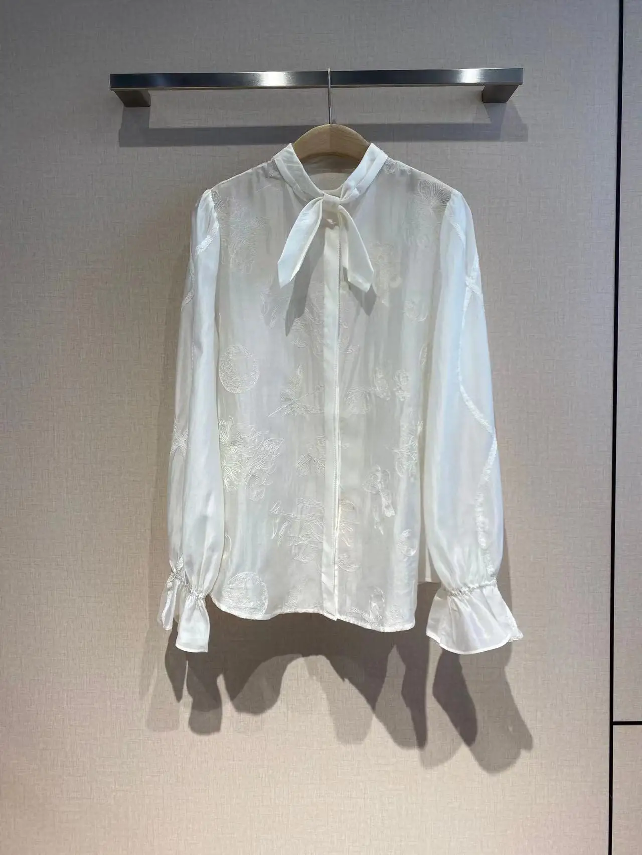 High Quality Women's Top Fashion Runway Embroidery Blouse Flare Long Sleeves Vacation Spring Summer 2022 New Blouse
High Quality Women's Top Fashion Runway Embroidery Blouse Flare Long Sleeves Vacation Spring Summer 2022 New Blouse