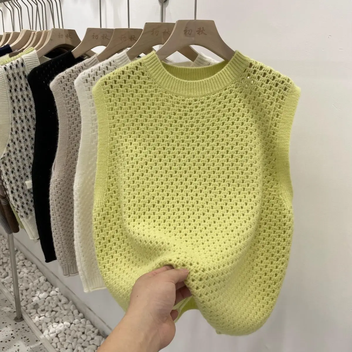 

2023 Early Autumn New Round Neck Solid Underlay Shirt Vest Hollow out Design Feel Knitted Tank Top Pullover Top for Women