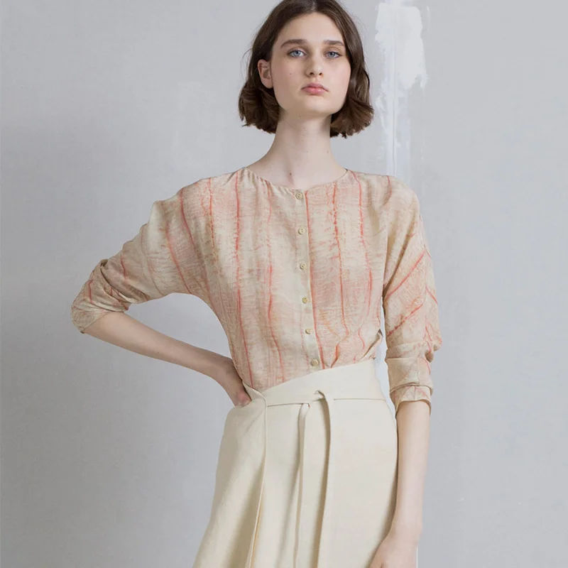 Spanish Niche Cor @ Round Neck Breasted Silk Red Stripe Vertical Print Long Sleeved Loose Straight Tube Pendant Shirt for Women
Spanish Niche Cor @ Round Neck Breasted Silk Red Stripe Vertical Print Long Sleeved Loose Straight Tube Pendant Shirt for Women