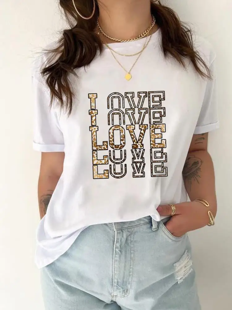 Футболка женская с принтом леопардовой расцветки и надписью Love, модная повседневная одежда в стиле 90-х, с графическим принтом, с коротким рукавом
Футболка женская с принтом леопардовой расцветки и надписью Love, модная повседневная одежда в стиле 90-х, с графическим принтом, с коротким рукавом