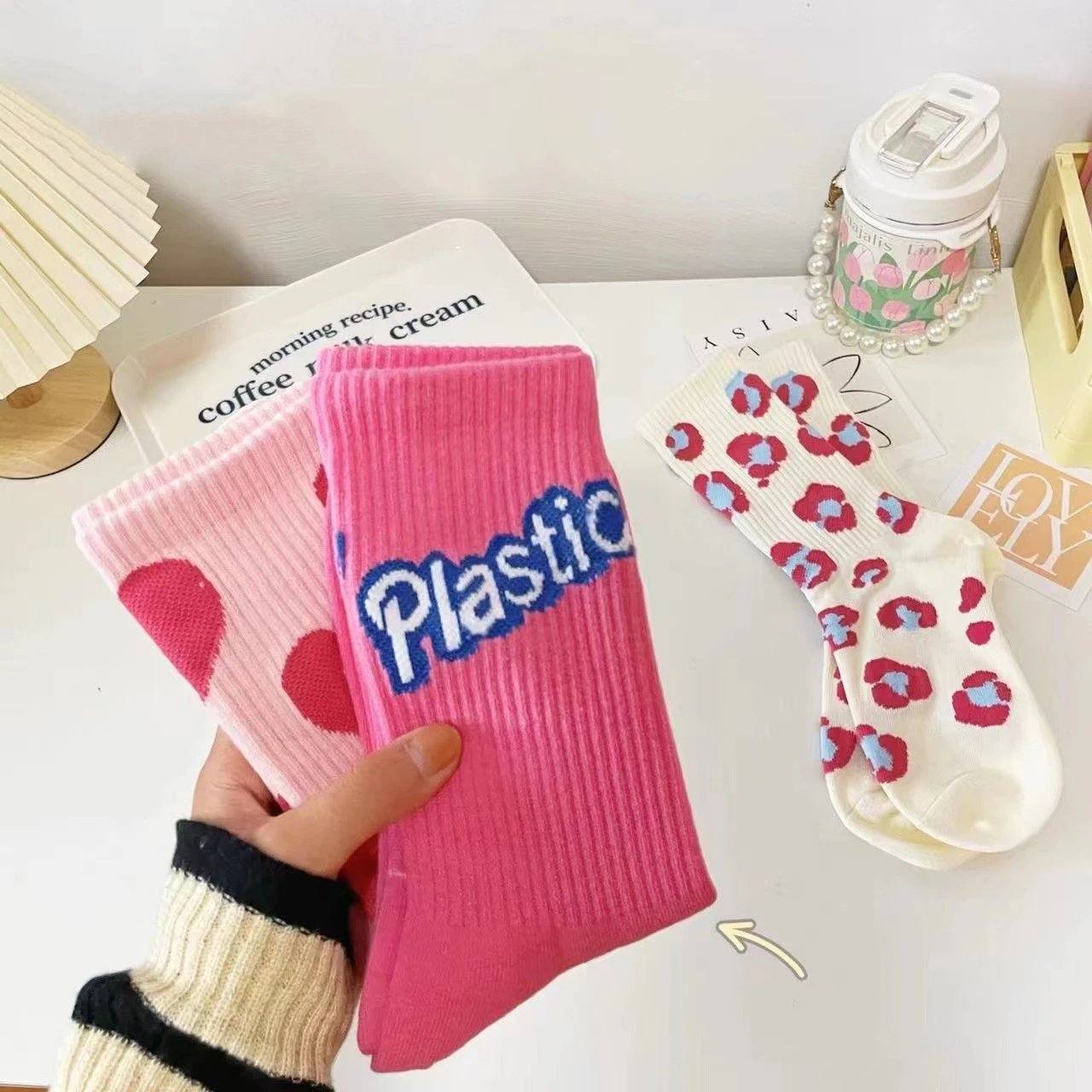 Autumn and winter pink cute love letters casual mid-thigh socks simple and versatile ins trendy long socks women socks
Autumn and winter pink cute love letters casual mid-thigh socks simple and versatile ins trendy long socks women socks