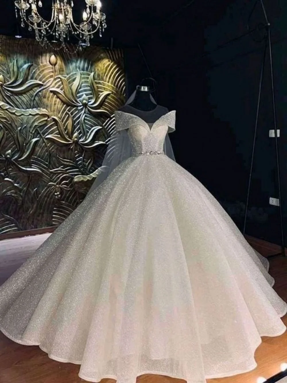 Luxury Sequined Wedding Dresses For Bride Sexy Off The Shoulder Dubai Arabic Princess Bridal Gowns Vintage Ball Gown Vestidos
Luxury Sequined Wedding Dresses For Bride Sexy Off The Shoulder Dubai Arabic Princess Bridal Gowns Vintage Ball Gown Vestidos