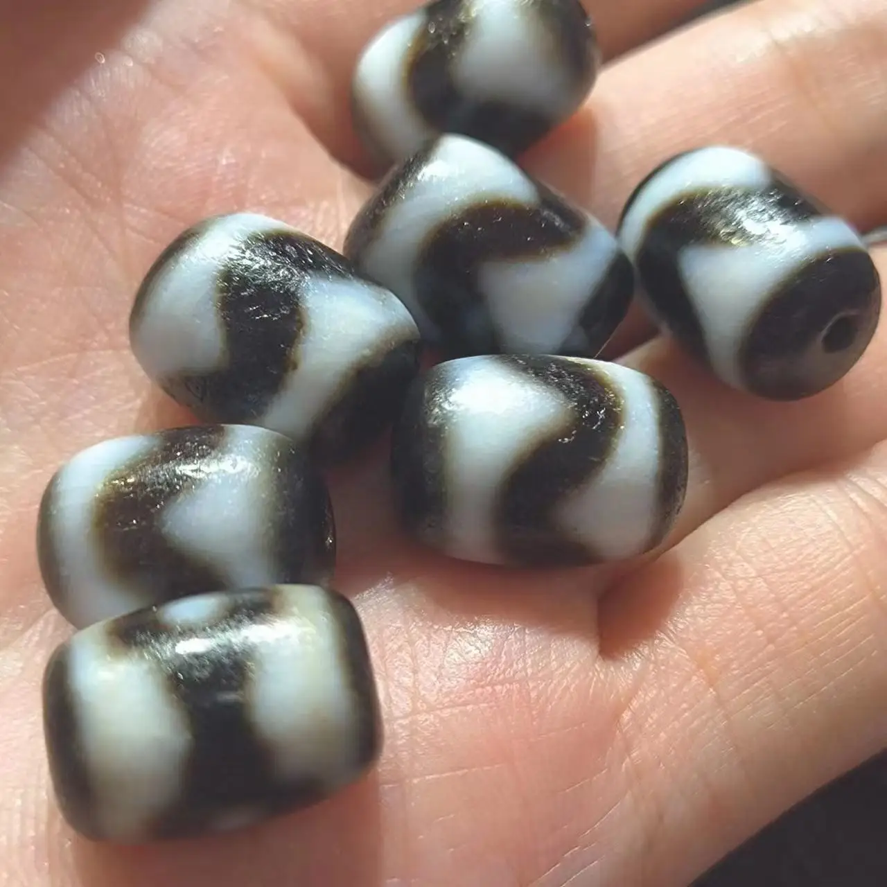 1pcs/lot Natural old agate dzi Black and white Barrel beads Weathering lines Accessories jewelry rare Barrel beads amulet taki
1pcs/lot Natural old agate dzi Black and white Barrel beads Weathering lines Accessories jewelry rare Barrel beads amulet taki
