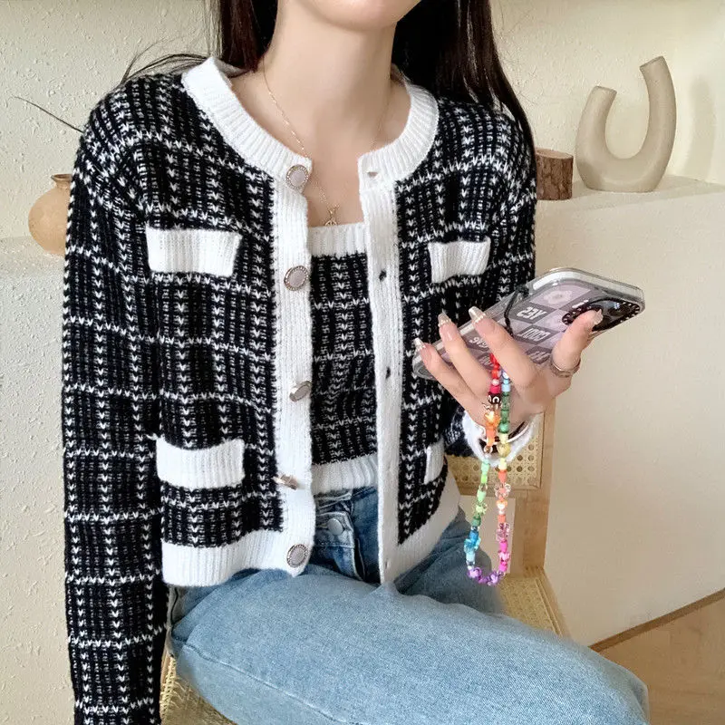 Женский кардиган на пуговицах Harajuku, Модный повседневный Универсальный клетчатый однобортный Вязаный топ с круглым вырезом и длинным рукавом
Женский кардиган на пуговицах Harajuku, Модный повседневный Универсальный клетчатый однобортный Вязаный топ с круглым вырезом и длинным рукавом