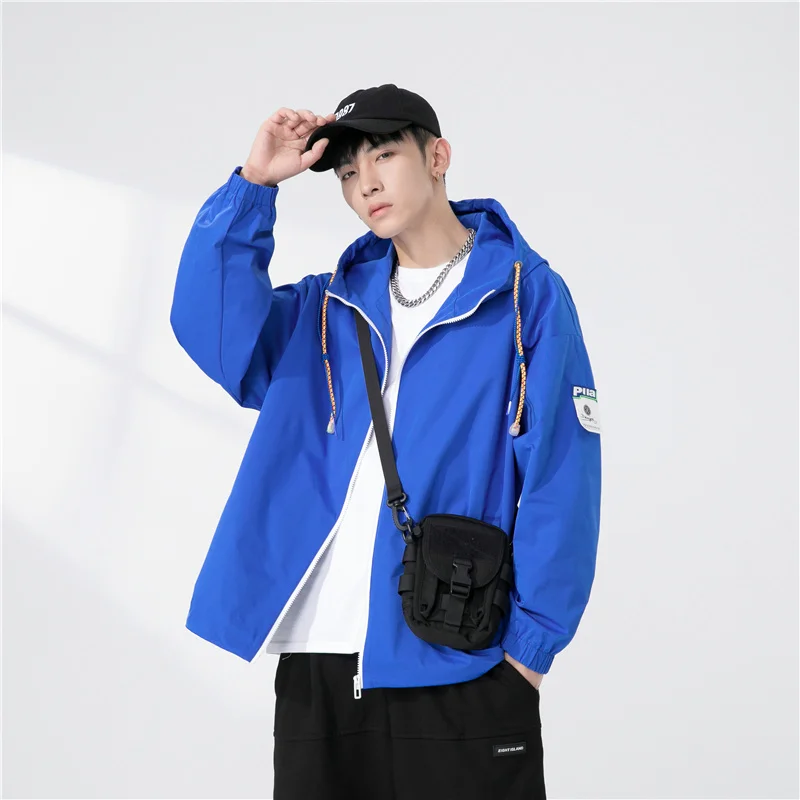 2022 New Pure Color Men's Windbreaker Breathable Trench Coat Students Sports Clean Fashion Shopping Hooded Technical Jacket
2022 New Pure Color Men's Windbreaker Breathable Trench Coat Students Sports Clean Fashion Shopping Hooded Technical Jacket