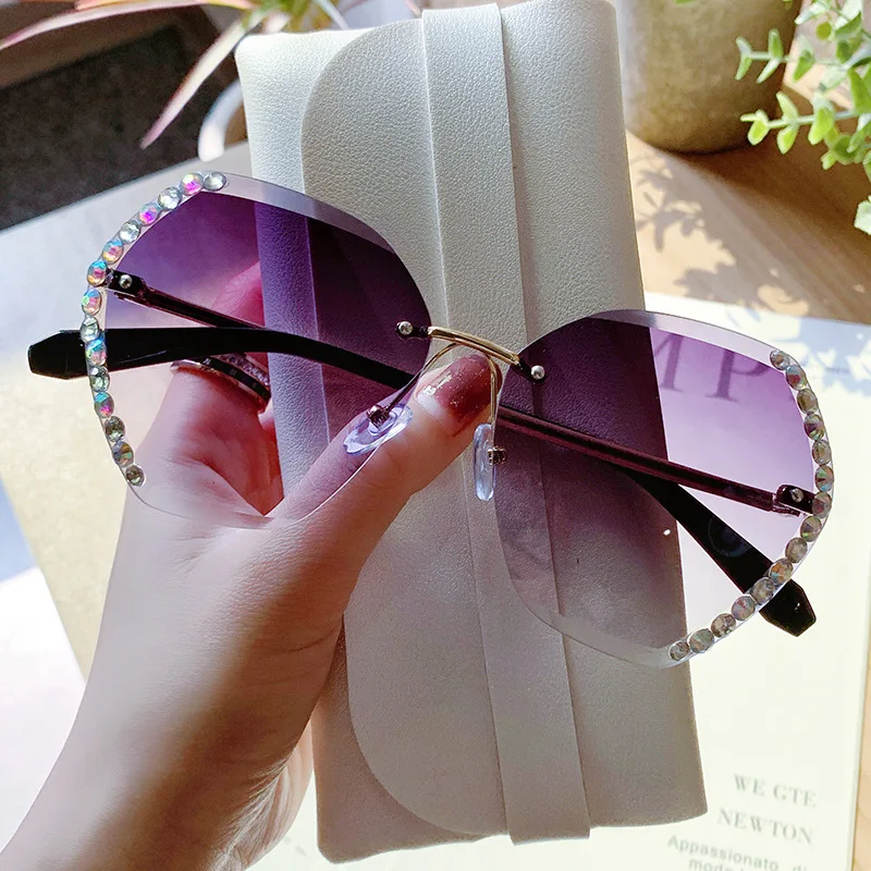 2022 Classic Boundless Diamond Sunglasses Ladies Men's Fashion Round Oversized Rimless Glasses Retro Pink Gradient Sunglasses
2022 Classic Boundless Diamond Sunglasses Ladies Men's Fashion Round Oversized Rimless Glasses Retro Pink Gradient Sunglasses