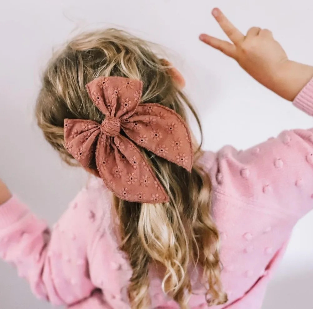 Retro Europe Hollow Out Embroidery Flowers Big Bowknot Hair Clips for Baby Woman Solid Color Girl Hairpin Temperament Clips
Retro Europe Hollow Out Embroidery Flowers Big Bowknot Hair Clips for Baby Woman Solid Color Girl Hairpin Temperament Clips