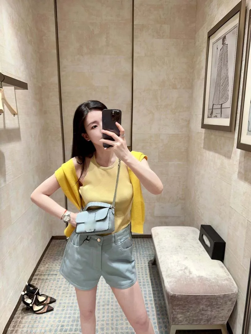 Luxury fashion, casual trend, versatile daily commuting, age reducing, slimming buttoned denim shorts
Luxury fashion, casual trend, versatile daily commuting, age reducing, slimming buttoned denim shorts