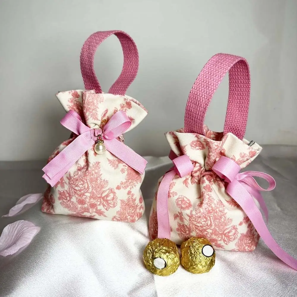 Pearl Pendant Canvas Floral Drawstring Bag Large Capacity Satin Bow Peony Flower Wrist Bag Jewerly Packing Bag Korean Style
Pearl Pendant Canvas Floral Drawstring Bag Large Capacity Satin Bow Peony Flower Wrist Bag Jewerly Packing Bag Korean Style