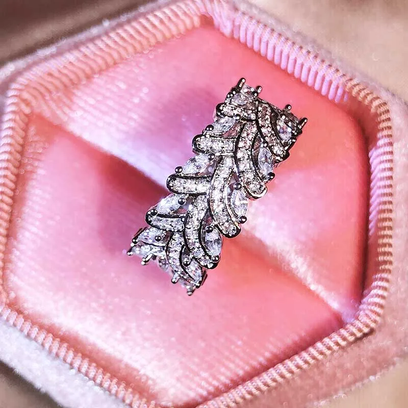 NEW Luxury Letter Y Oval Full Diamond Couple Ring For Women Silver-Plated Geometric Valentine's Day Gift Party Jewelry Wholesale
NEW Luxury Letter Y Oval Full Diamond Couple Ring For Women Silver-Plated Geometric Valentine's Day Gift Party Jewelry Wholesale