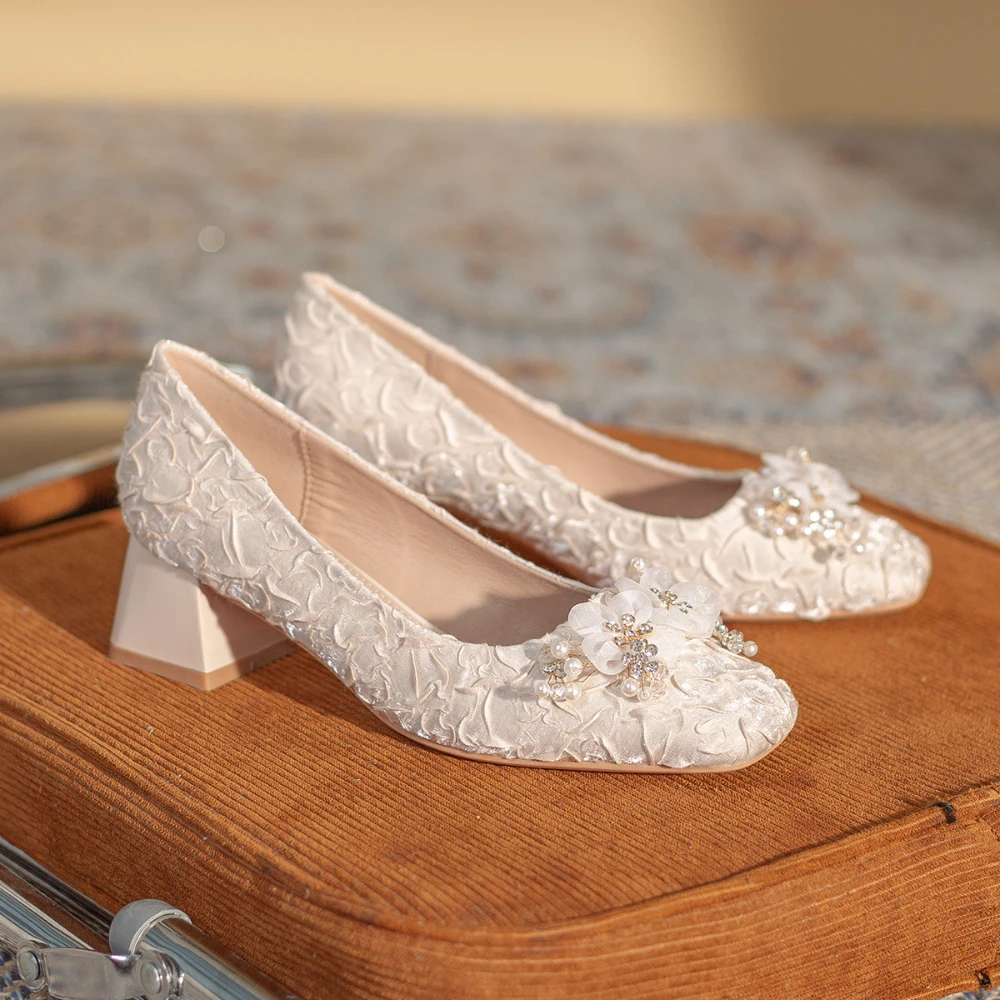 Single Shoes in The Autumn of 2023 New Women Heads Flowers Pearls Bridesmaids Mid Heels Retro Shoes Women
Single Shoes in The Autumn of 2023 New Women Heads Flowers Pearls Bridesmaids Mid Heels Retro Shoes Women