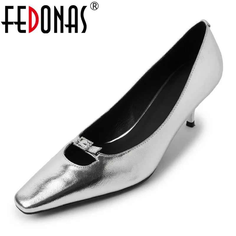 FEDONAS/2023; Модные женские туфли-лодочки; Сезон весна-лето; Вечерние на тонком каблуке; Офисная Женская обувь из натуральной кожи со стразами и пряжкой
FEDONAS/2023; Модные женские туфли-лодочки; Сезон весна-лето; Вечерние на тонком каблуке; Офисная Женская обувь из натуральной кожи со стразами и пряжкой