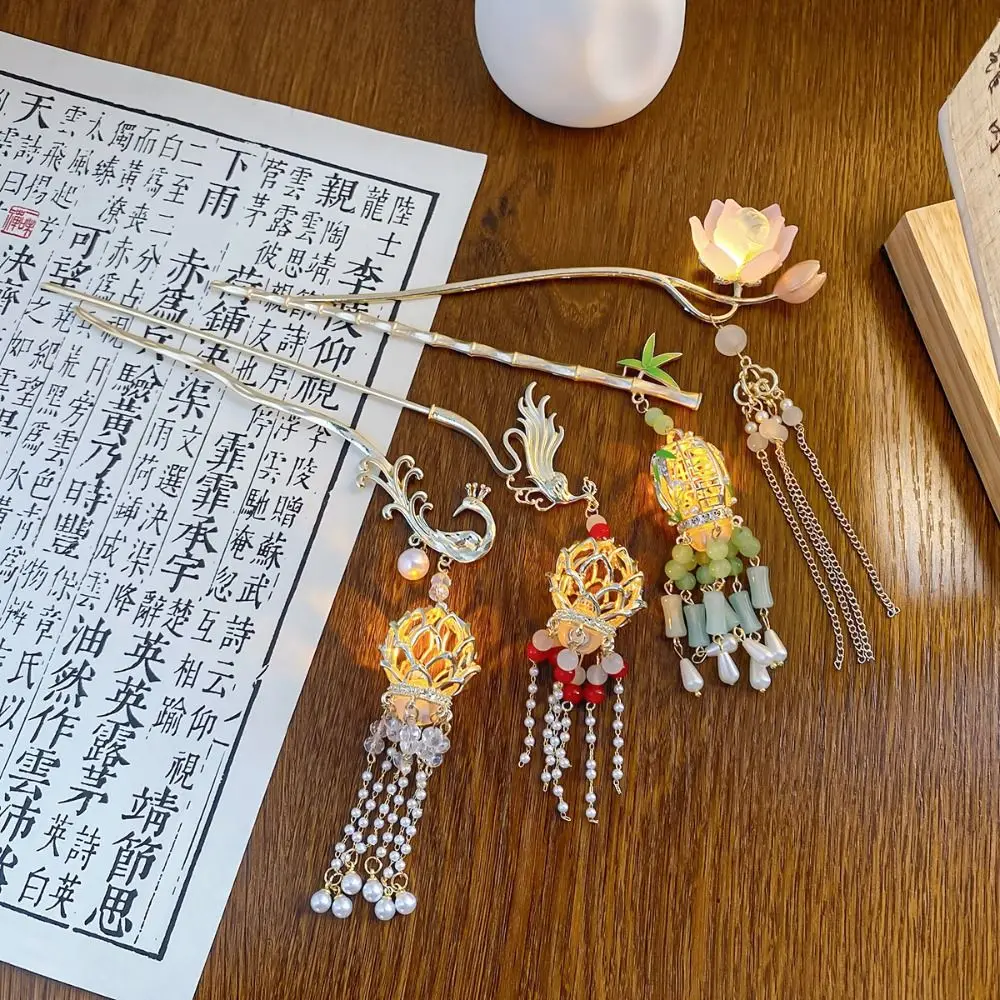 Lotus Flower Lantern Hair Pin Classic Metal Tassel Hanfu Hair Stick Hair Accessories Hair Fork Chinese Style Hair Stick Ladies
Lotus Flower Lantern Hair Pin Classic Metal Tassel Hanfu Hair Stick Hair Accessories Hair Fork Chinese Style Hair Stick Ladies