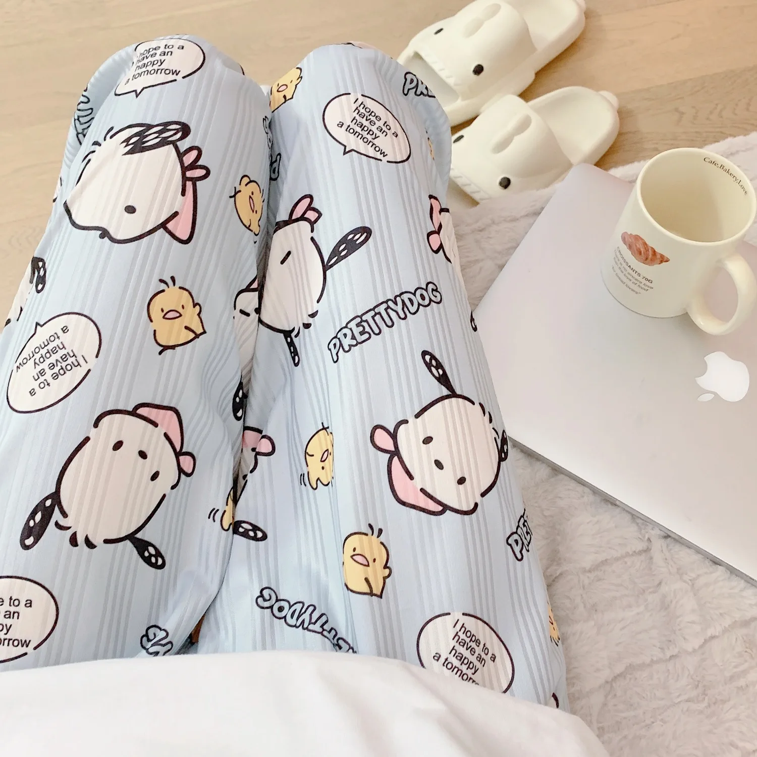 Новинка, пижамные штаны Sanrio Pacha для собак, Женская Весенняя универсальная верхняя одежда, длинные повседневные домашние штаны для защиты от комаров
Новинка, пижамные штаны Sanrio Pacha для собак, Женская Весенняя универсальная верхняя одежда, длинные повседневные домашние штаны для защиты от комаров