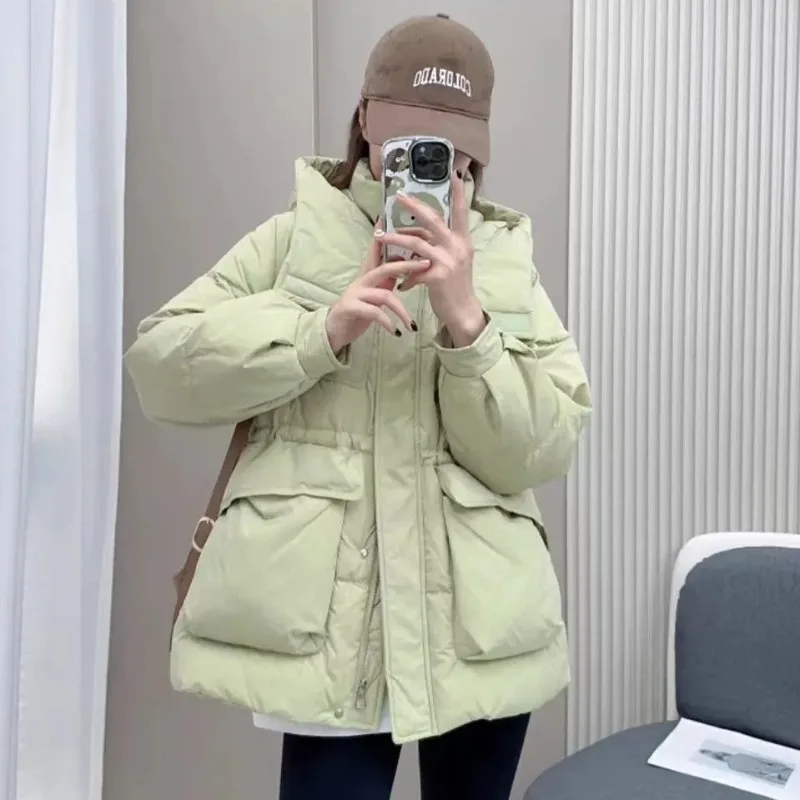 2023 New Women Down Jacket Mid-Length Tight Waist Loose Large Pockets White Duck Down Outwear Winter Fashion Casual Hooded Parka
2023 New Women Down Jacket Mid-Length Tight Waist Loose Large Pockets White Duck Down Outwear Winter Fashion Casual Hooded Parka