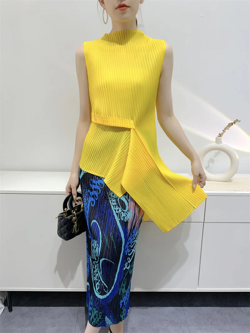 Miyake 2023 Summer New Pleated Tops Women Half High Neck Irregular T-Shirt Medium Long Temperament Communicator
Miyake 2023 Summer New Pleated Tops Women Half High Neck Irregular T-Shirt Medium Long Temperament Communicator