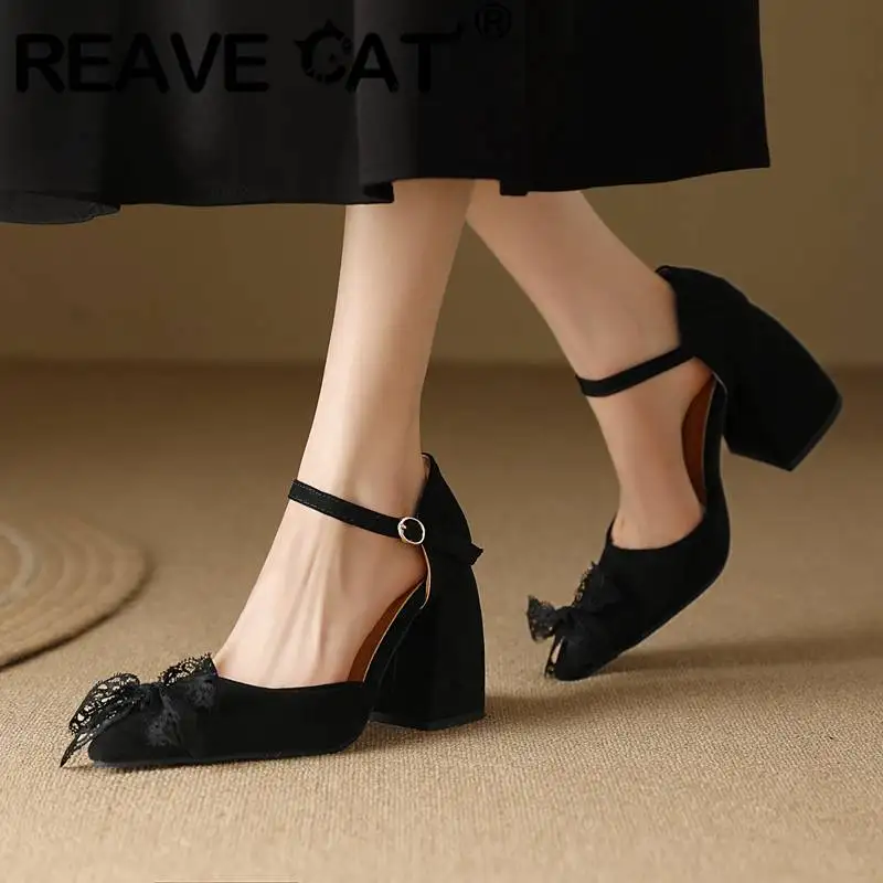 

Женские туфли-лодочки с острым носком REAVE CAT, туфли из флока на блочном каблуке 9,5 см с ремешком-пряжкой и узлом-бабочкой, большие размеры 46, 47, 48