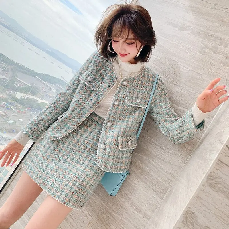 2023 Autumn and Winter Celebrity Elegant Fashion High-end Women's Tweed Beaded Suit Jacket Coat High Waist Slim Fit Skirt Set
2023 Autumn and Winter Celebrity Elegant Fashion High-end Women's Tweed Beaded Suit Jacket Coat High Waist Slim Fit Skirt Set