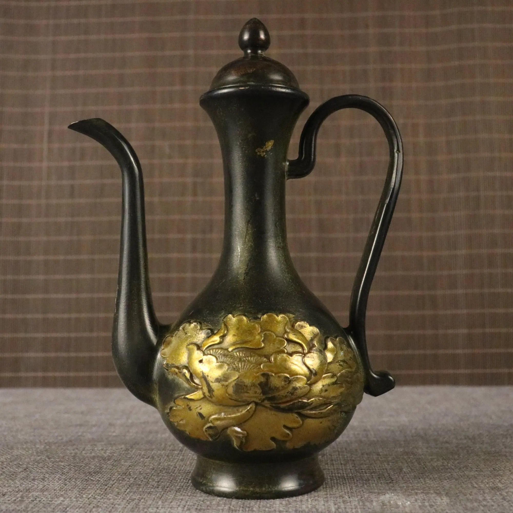 

8"Tibetan Temple Collection Old Brass Gilded Flower patterned wine Pot Flagon Teapot Kettle Amass wealth Ornaments Town house