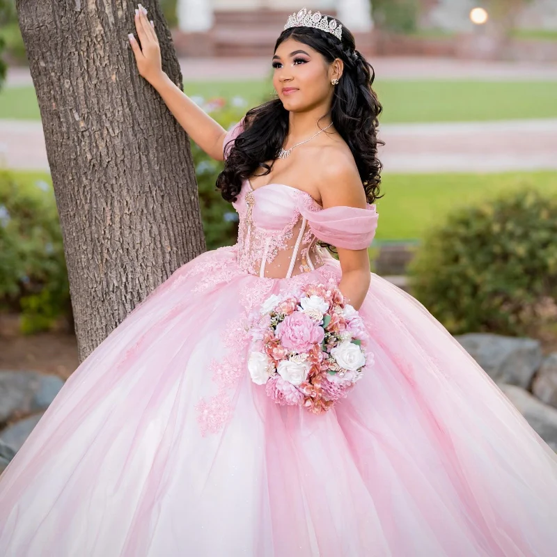 Розовое платье Quinceanera, мексиканские платья 15, принцесса, милый 16 день рождения XV, бальное платье с открытыми плечами, Золушка, платье для девочки
Розовое платье Quinceanera, мексиканские платья 15, принцесса, милый 16 день рождения XV, бальное платье с открытыми плечами, Золушка, платье для девочки