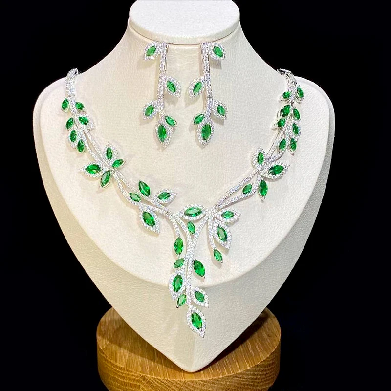 Женский Свадебный комплект из колье и серёг, с фианитом
Женский Свадебный комплект из колье и серёг, с фианитом