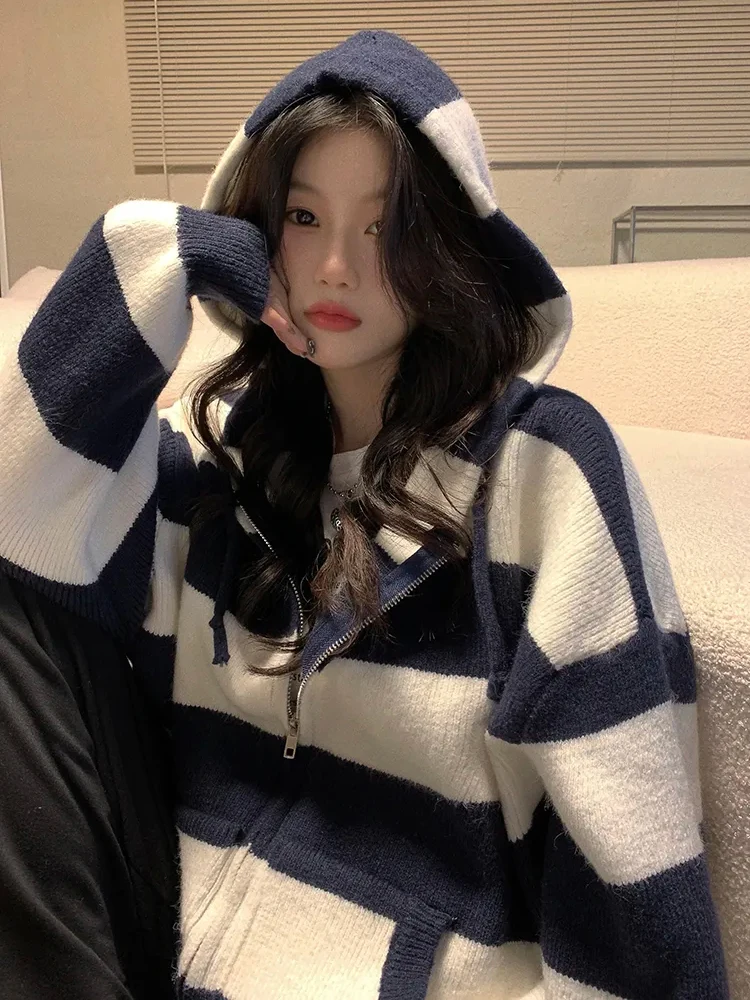Кардиган с капюшоном, Женский Осенний вязаный свитер в полоску, женская модная Милая трикотажная одежда в Корейском стиле, Женский Повседневный Свободный кардиган на молнии 
Кардиган с капюшоном, Женский Осенний вязаный свитер в полоску, женская модная Милая трикотажная одежда в Корейском стиле, Женский Повседневный Свободный кардиган на молнии