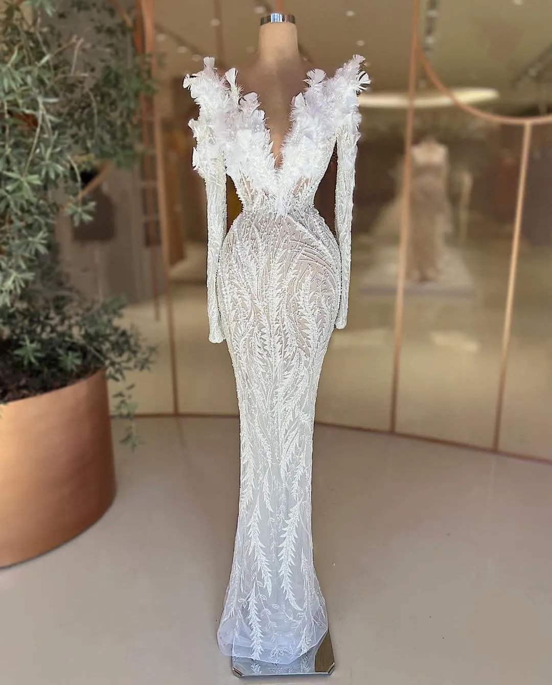 

White Modern Prom Dresses Long Sleeves V Neck Lace Appliques Sexy Sequins Beaded Pearls Feather Evening Dresses Custom Made