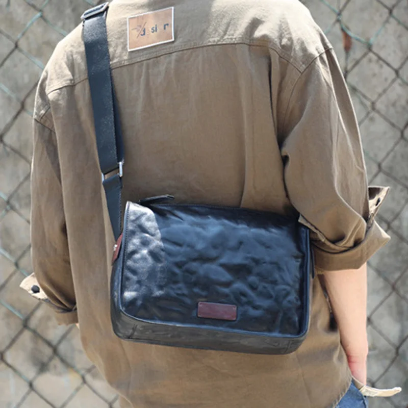 AETOO Leather men's single shoulder bag plant tanned cross body bag casual fashion chest bag head layer cowhide backpack trend
AETOO Leather men's single shoulder bag plant tanned cross body bag casual fashion chest bag head layer cowhide backpack trend