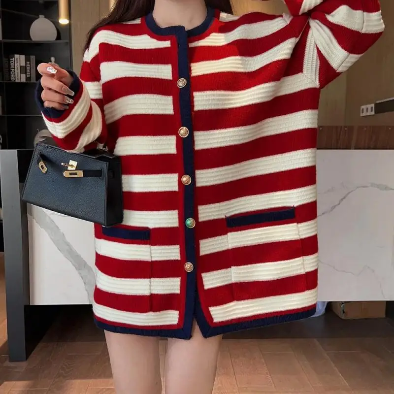 Vintage Red Striped Contrasting Knitted Loose Cardigans Coat Designer Fashion Long Sleeve Loose Sweaters 2023 Spring
Vintage Red Striped Contrasting Knitted Loose Cardigans Coat Designer Fashion Long Sleeve Loose Sweaters 2023 Spring