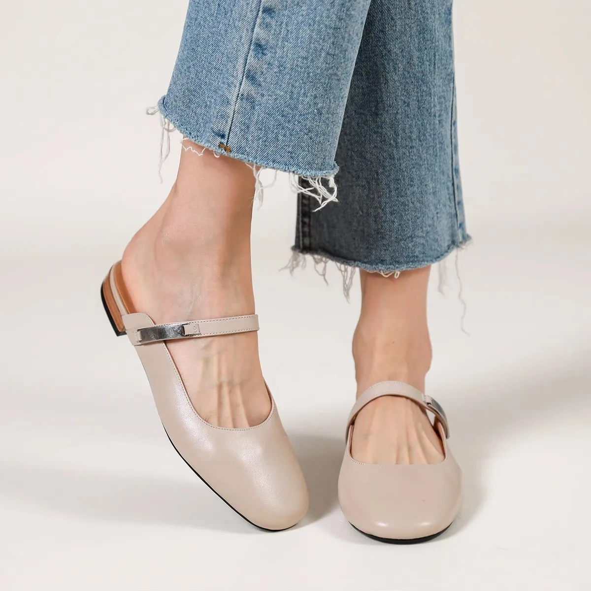 Shoes Woman Slip On Ladies Flats Ladies Muels Cow Leather Mules Round Toe Handmade Outdoor Slippers Female Muller Shoes
Shoes Woman Slip On Ladies Flats Ladies Muels Cow Leather Mules Round Toe Handmade Outdoor Slippers Female Muller Shoes