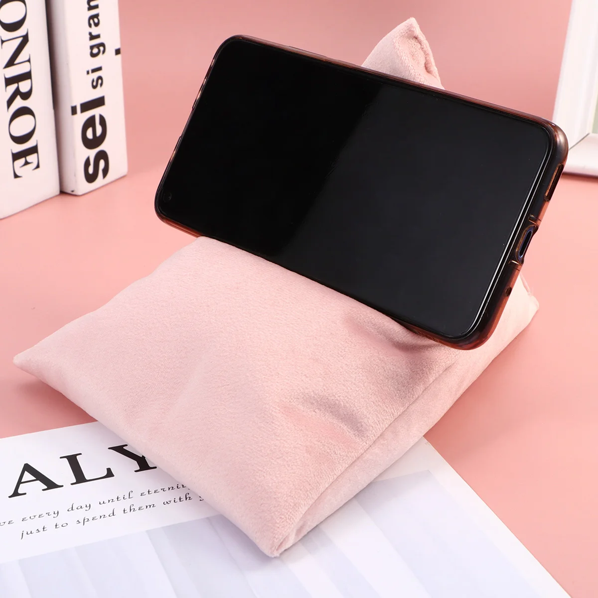 Phone Tablet Multi-angle Triangular Support Pillow Pillow Reading Stand for Home Dorm Daily Use (Pink Triangle Pillow) 
Phone Tablet Multi-angle Triangular Support Pillow Pillow Reading Stand for Home Dorm Daily Use (Pink Triangle Pillow)