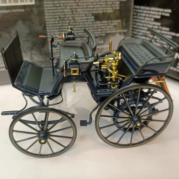 Модель автомобиля Mercedes Benz daiстандарта № 1 из сплава в масштабе 1:18, модель классического автомобиля, четыре колеса, детские украшения, коллекция подарков
Модель автомобиля Mercedes Benz daiстандарта № 1 из сплава в масштабе 1:18, модель классического автомобиля, четыре колеса, детские украшения, коллекция подарков