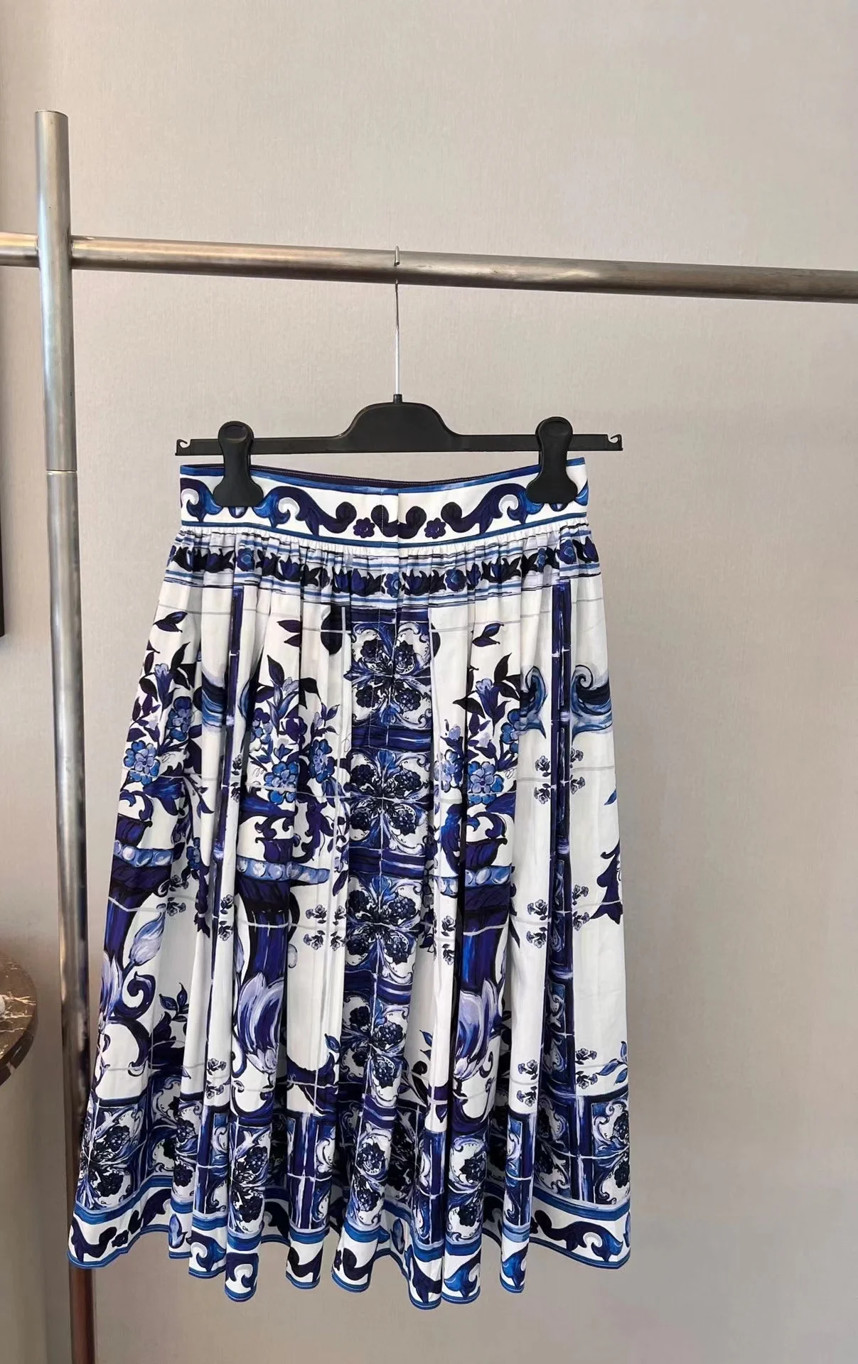 Runway Fashion Women Midi Skirt 2022 Summer Flowers Print Pleated Ladies Casual Hot Sale Vacation Cotton Skirt
Runway Fashion Women Midi Skirt 2022 Summer Flowers Print Pleated Ladies Casual Hot Sale Vacation Cotton Skirt