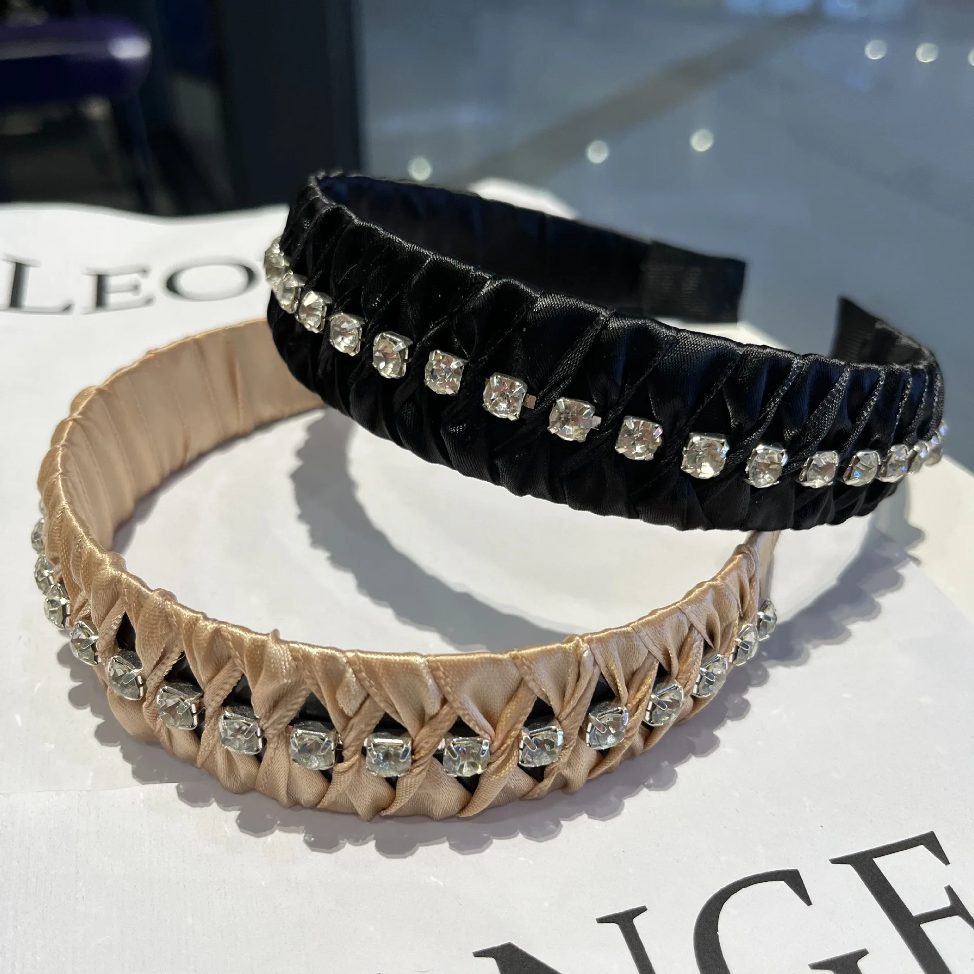 New Delicate Matching Temperament Retro Small Item Rhinestone Handwoven Wide Edge Outer Hair Band Evening Edition
New Delicate Matching Temperament Retro Small Item Rhinestone Handwoven Wide Edge Outer Hair Band Evening Edition