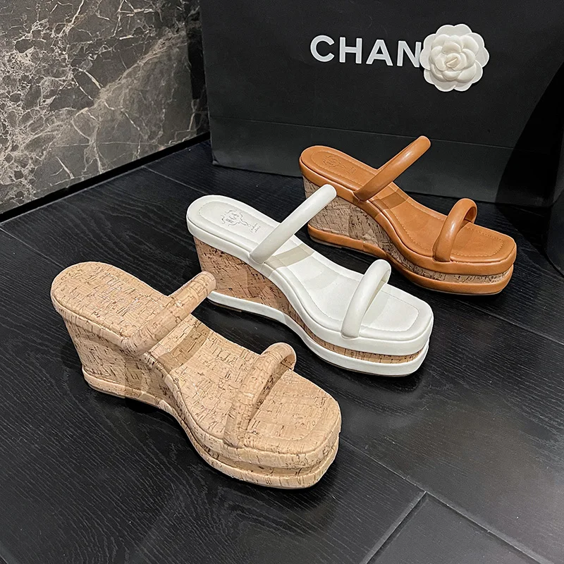 Новая летняя женская модная обувь на танкетке, роскошные белые сандалии на танкетке с открытым носком и высоким каблуком
Новая летняя женская модная обувь на танкетке, роскошные белые сандалии на танкетке с открытым носком и высоким каблуком