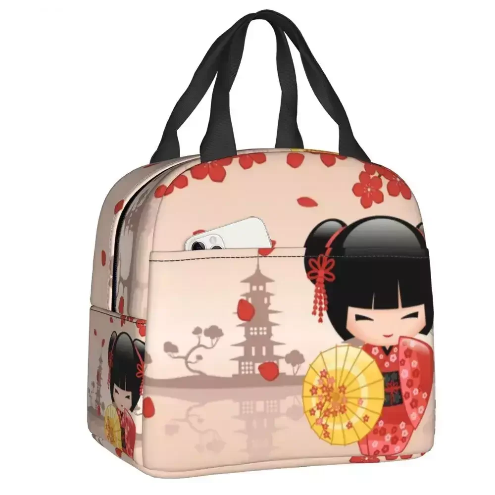 Японская кукла красная Сакура Kokeshi, изолированная сумка для обеда для женщин, многоразовый милый термоохлаждающий Ланч-бокс для девочек с цветком вишни
Японская кукла красная Сакура Kokeshi, изолированная сумка для обеда для женщин, многоразовый милый термоохлаждающий Ланч-бокс для девочек с цветком вишни