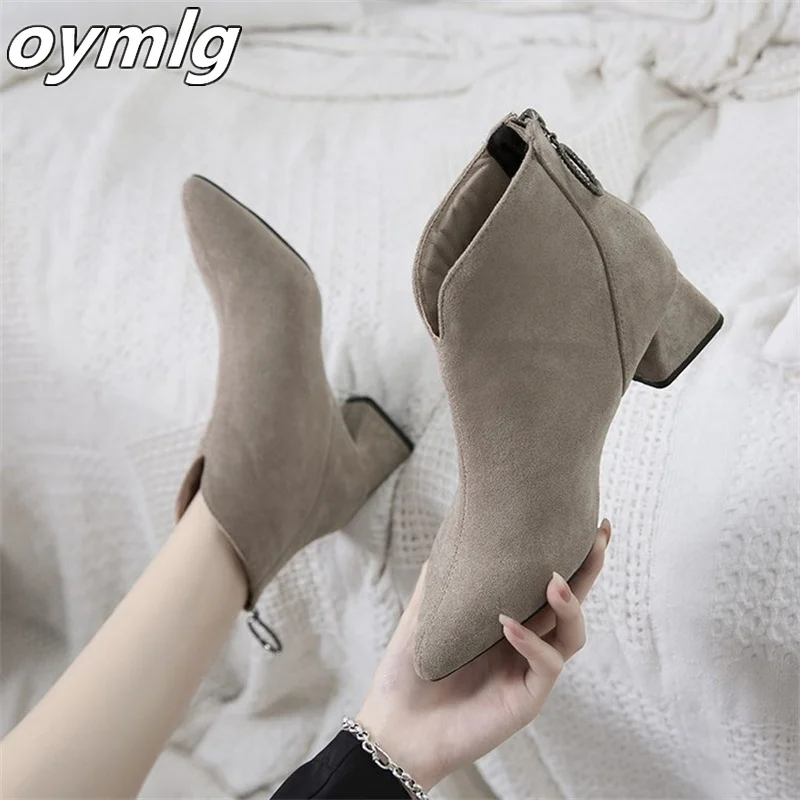Autumn and winter new short women's boots, medium heels, thick heels, black skinny boots, fashionable pointed ankle boots
Autumn and winter new short women's boots, medium heels, thick heels, black skinny boots, fashionable pointed ankle boots