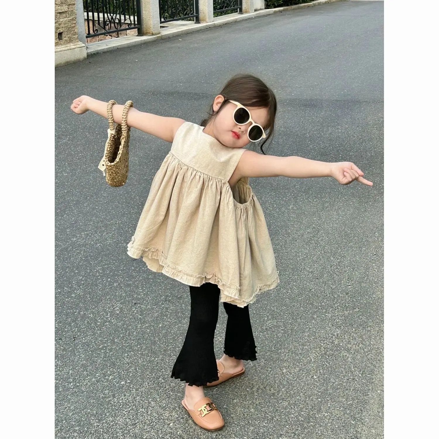Girls Summer 2024 New Style Lace Pleated Tank Top T-shirt Top Black Pants Sweet and Gentle Two Piece Set
Girls Summer 2024 New Style Lace Pleated Tank Top T-shirt Top Black Pants Sweet and Gentle Two Piece Set