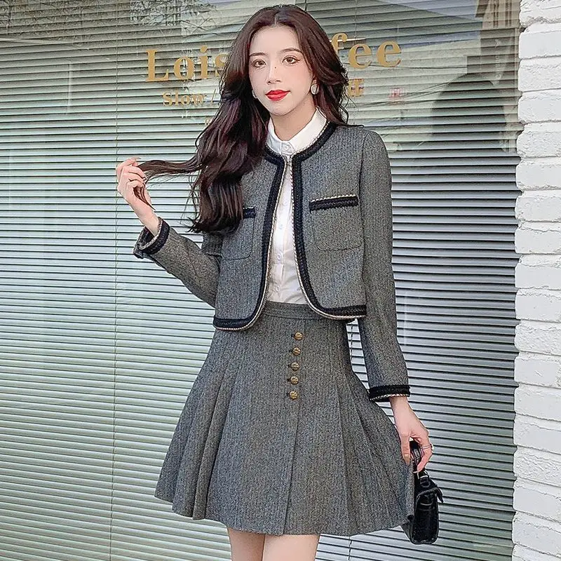 UNXX New French Tweed Style Suit Dress Two-piece Set Long Sleeve Coat Pleated Skirt Mature Professional Fashion Trendy
UNXX New French Tweed Style Suit Dress Two-piece Set Long Sleeve Coat Pleated Skirt Mature Professional Fashion Trendy
