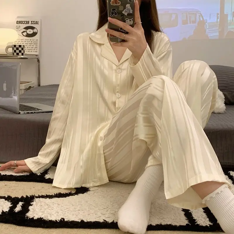 Женский пижамный комплект из вискозы, на весну и осень, корейская мода, тонкая, с длинным рукавом, новая летняя повседневная одежда для сна, домашняя одежда
Женский пижамный комплект из вискозы, на весну и осень, корейская мода, тонкая, с длинным рукавом, новая летняя повседневная одежда для сна, домашняя одежда