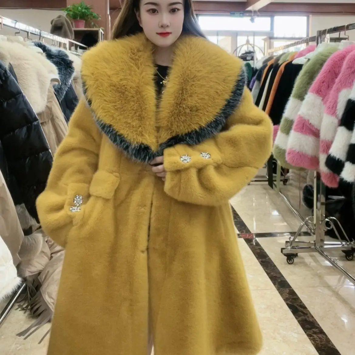 Temperament celebrity fashion luxury rhinestone color blocking large fur collar high-grade mink coat fashionable fur coat female
Temperament celebrity fashion luxury rhinestone color blocking large fur collar high-grade mink coat fashionable fur coat female