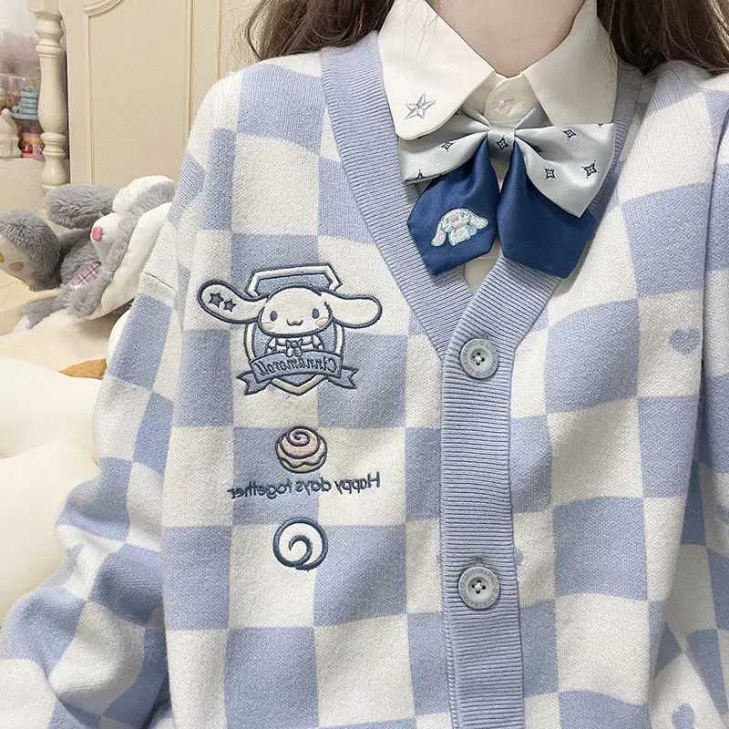 Sanrio kawaii Cinnamoroll милая форма jk шахматный свитер куртка кардиган женский зимний топ в студенческом стиле свободный синий свитер
Sanrio kawaii Cinnamoroll милая форма jk шахматный свитер куртка кардиган женский зимний топ в студенческом стиле свободный синий свитер