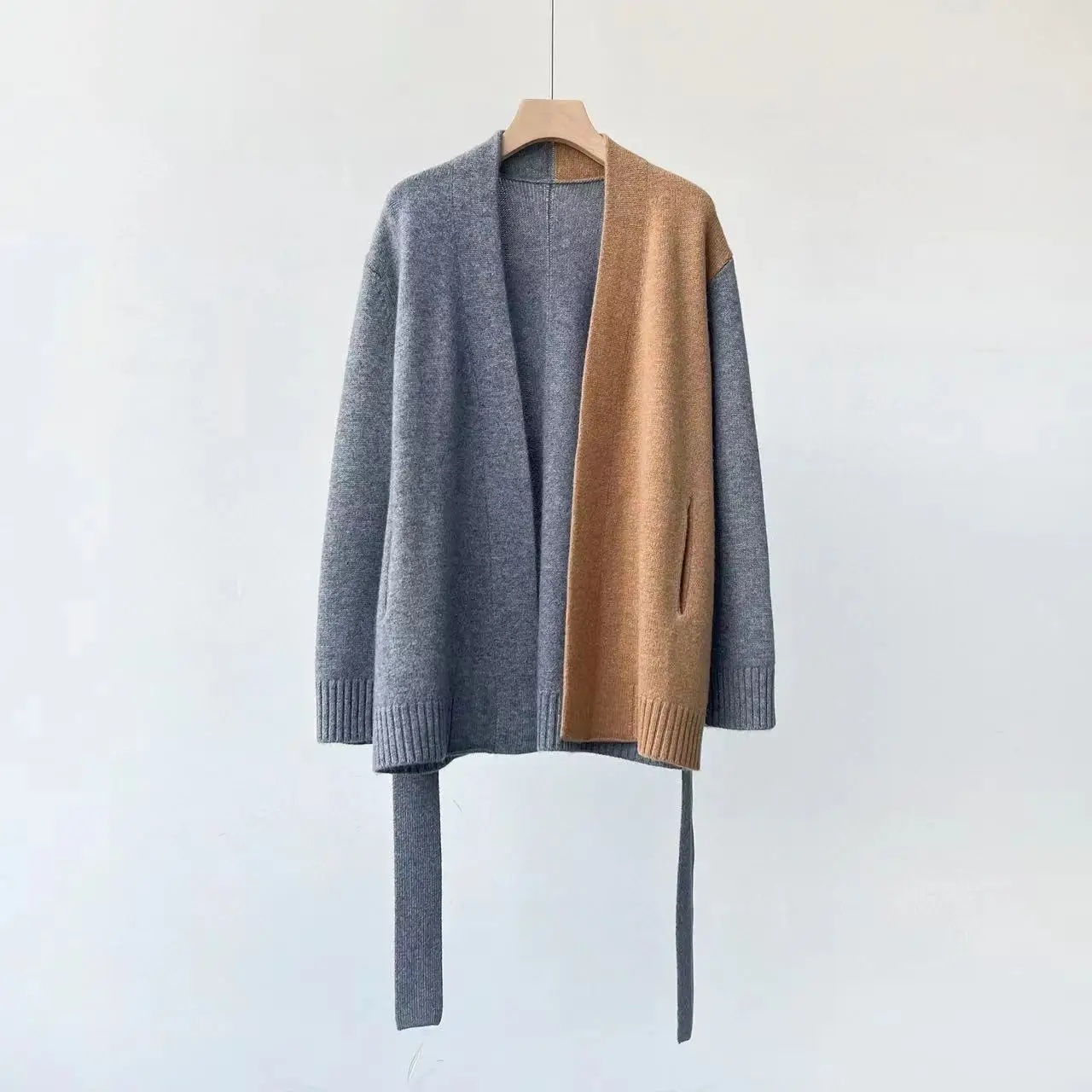 High Quality Runway Design Cardigan Sweater Women 2022 Summer Knitted V-Neck Femme Cashmere Long Sleeves Sweater
High Quality Runway Design Cardigan Sweater Women 2022 Summer Knitted V-Neck Femme Cashmere Long Sleeves Sweater