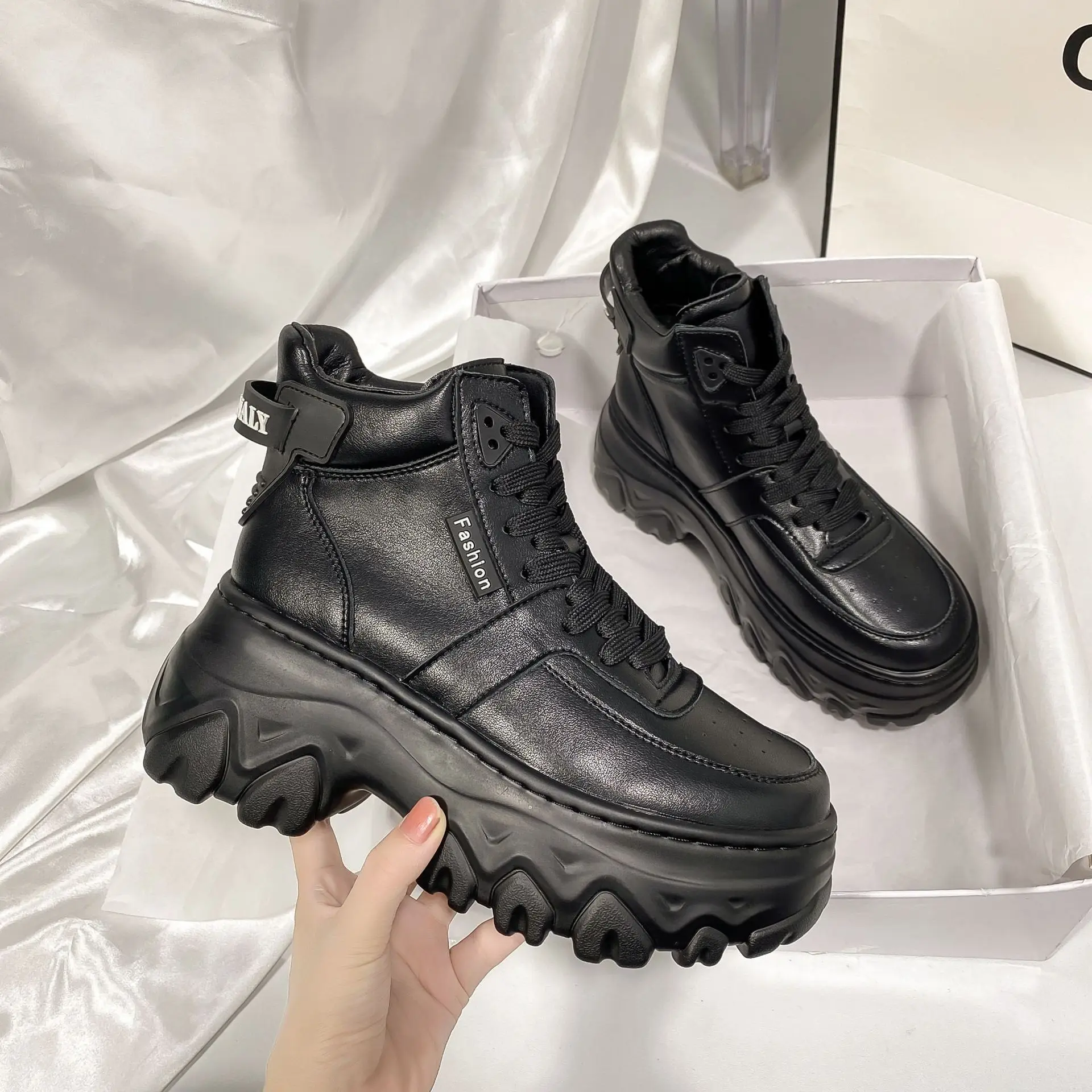 Женские кроссовки на платформе, новинка сезона осень-зима 2022, спортивная женская обувь на толстой подошве с высоким берцем 8 см, теплые кроссовки
Женские кроссовки на платформе, новинка сезона осень-зима 2022, спортивная женская обувь на толстой подошве с высоким берцем 8 см, теплые кроссовки