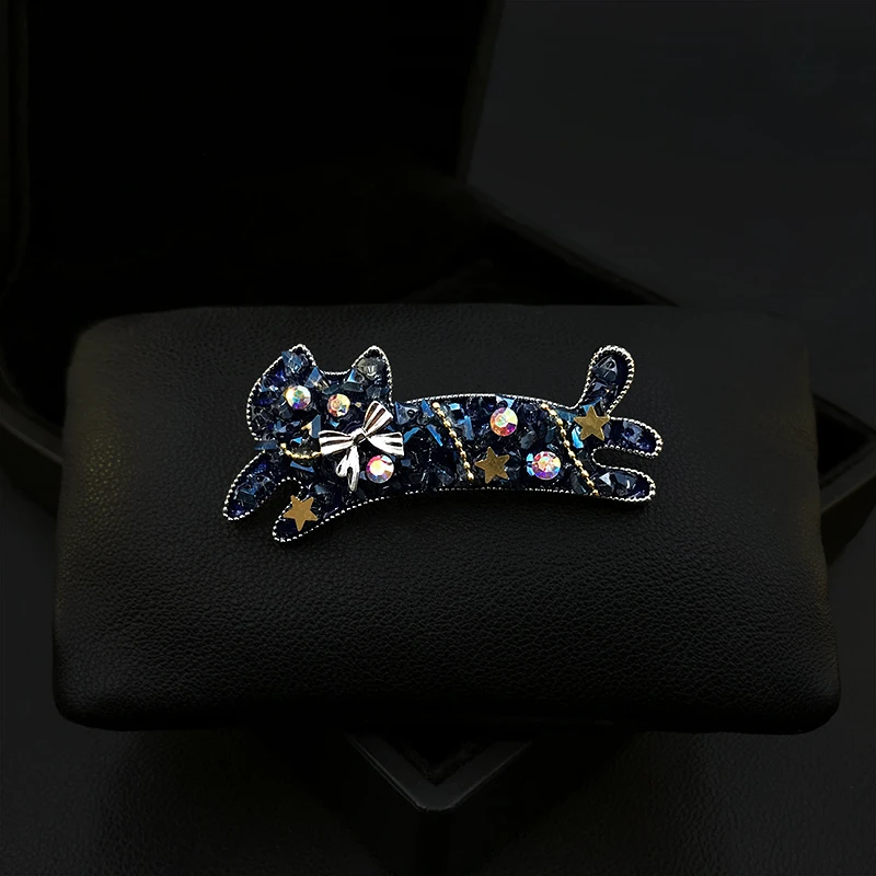 

1895 Cute Blue Cat Brooch Exquisite High-End Retro Crystal Kitten Corsage Clothes Accessories Women's Suit Neckline Pin Jewelry
