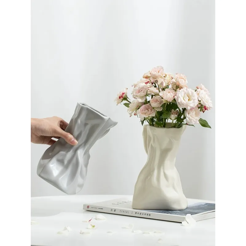 Simple cream style vase ornament, high-end sense living room, tabletop, home dining room decoration, flower arrangement
Simple cream style vase ornament, high-end sense living room, tabletop, home dining room decoration, flower arrangement