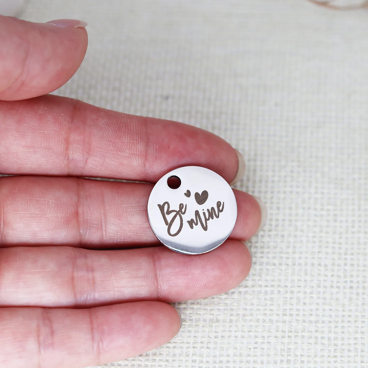 3pcs/Lot Be Mine with Love Heart Laser Engraved Disc Stainless Steel Charm for Necklace Earring Diy Jewelry Making Couple Gift
3pcs/Lot Be Mine with Love Heart Laser Engraved Disc Stainless Steel Charm for Necklace Earring Diy Jewelry Making Couple Gift