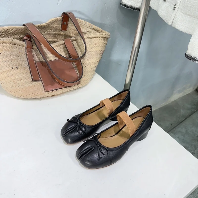 2024 new one line Mary Jane split toe shoes with shallow mouth, retro pig trotters split toe shoes, women's ballet dance shoes
2024 new one line Mary Jane split toe shoes with shallow mouth, retro pig trotters split toe shoes, women's ballet dance shoes