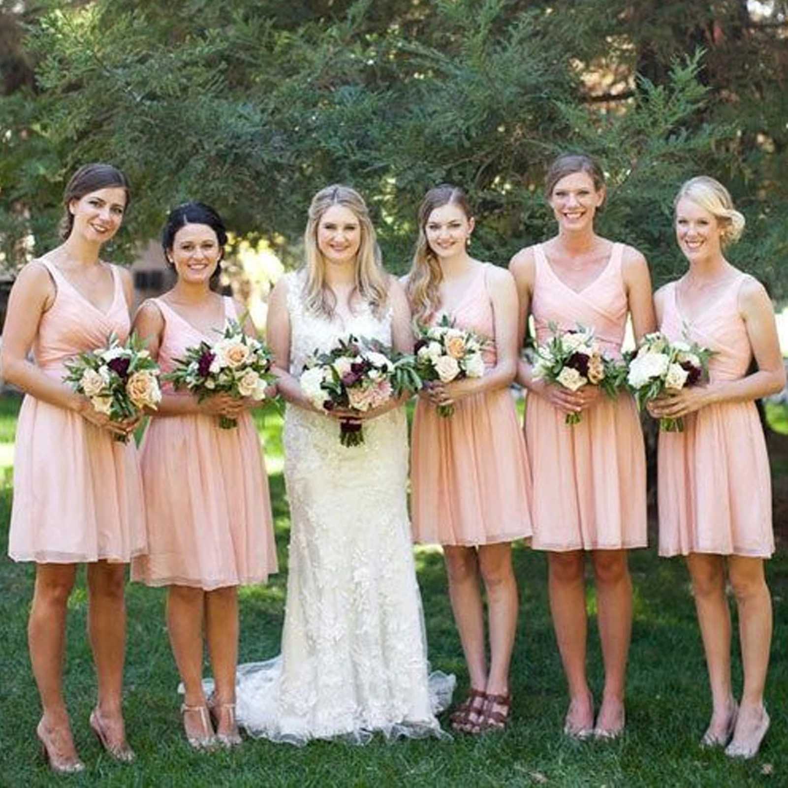 Simple A-Line Chiffon Short Bridesmaid Dresses V-Neck Sleeveless Ruffles Wedding Party Dress Off-Shoulder Maid Of Honor Gowns
Simple A-Line Chiffon Short Bridesmaid Dresses V-Neck Sleeveless Ruffles Wedding Party Dress Off-Shoulder Maid Of Honor Gowns